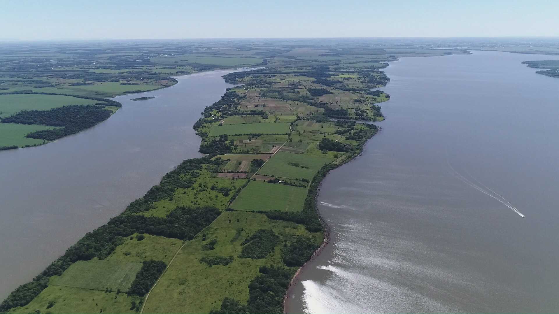 La península de Zapallo desde el aire, angosta y larga entre dos brazos del Lago Yguazú.